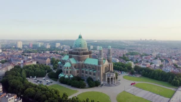 Bruksela, Belgia. Narodowa Bazylika Najświętszego Serca. Wcześnie rano. 4K — Wideo stockowe