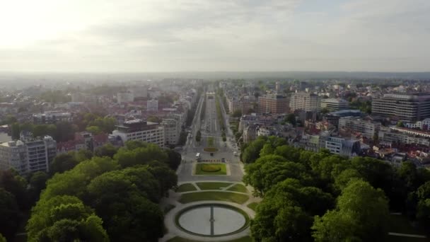 Bruselas, Bélgica. Parque del Cincuentenario. Park Senkantoner. El Arco del Triunfo de Bruselas (Puerta de Bruselas). 4K — Vídeo de stock