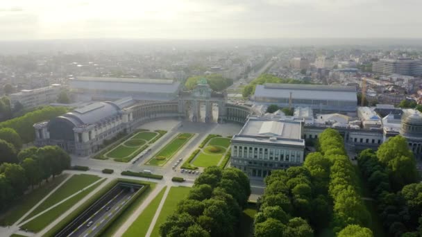 Bruksela, Belgia. Park Pięćdziesiątej Rocznicy. Park Senkantoner. Łuk Triumfalny w Brukseli (Brama brukselska). 4K — Wideo stockowe