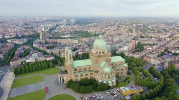 Bryssel, Belgien. Det Heliga Hjärtats Kyrka. Tidig morgon. 4K — Stockvideo