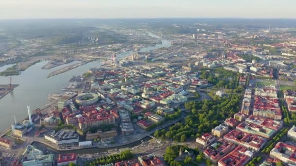 Göteborg, İsveç. Şehrin panoraması ve Goeta Elv nehri. Şehrin tarihsel merkezi. Gün batımı. 4K — Stok video