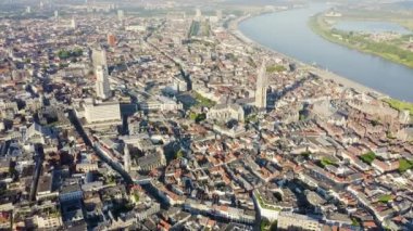 Antwerp, Belçika. Tarihi şehrin çatıları üzerinde uçuyor. Schelde (Esco) nehri. Antwerp Leydisi Katedrali. (Onze-Lieve-Vrouwekathedraal Antwerpen). 4K