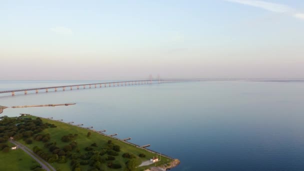 Puente Oresund. Un puente de túnel largo con una isla artificial entre Suecia y Dinamarca.. 4K — Vídeos de Stock