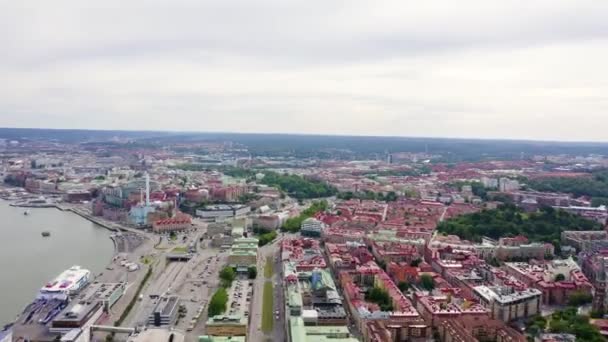 Göteborg, İsveç. Şehrin panoraması ve Goeta Elv nehri. Şehrin tarihsel merkezi. Hava bulutlu. 4K — Stok video