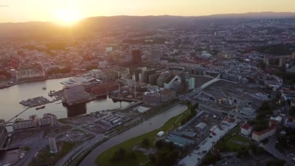 挪威奥斯陆。奥斯陆歌剧院奥斯陆的奥胡塞行动俯瞰全镇的景色.日落了4K — 图库视频影像