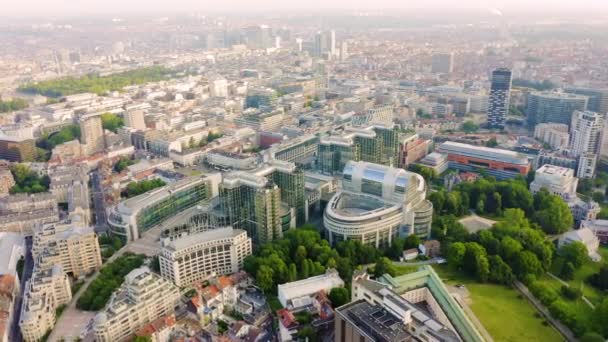 Bruxelles, Belgio. Il complesso di edifici del Parlamento europeo. Istituzione statale. 4K — Video Stock