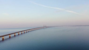 Öresund Köprüsü. İsveç ile Danimarka arasında yapay bir adası olan uzun bir tünel köprüsü.