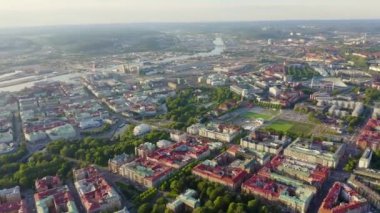 Göteborg, İsveç. Şehrin panoraması ve Goeta Elv nehri. Şehrin tarihsel merkezi. Gün batımı. 4K