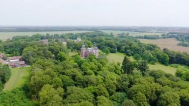 İsveç. Öresund Boğazı 'nın kıyısında bir kale. 4K