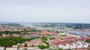 Göteborg, İsveç. Alvsborg Köprüsü. (Elvsborgsbrunn) Şehrin merkezindeki panorama. Hava bulutlu. 4K