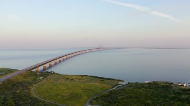 Oresund híd. Egy hosszú alagút híd egy mesterséges szigettel Svédország és Dánia között.. 4K — Stock videók