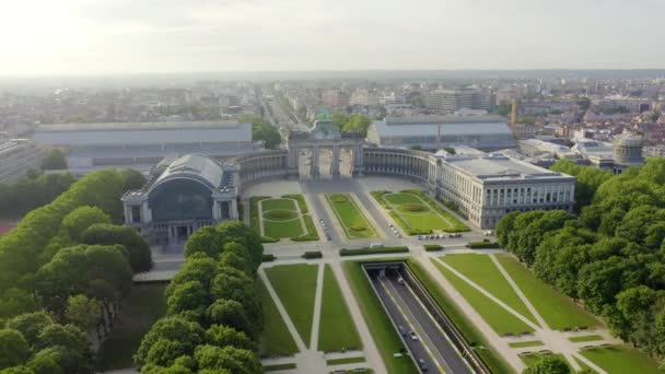 브뤼셀, 벨기에. 50 주년 기념 공원이다. 공원 센타너. 브뤼셀 개선문 (Brussels Gate). 4K — 비디오