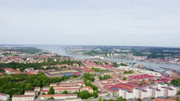 Göteborg, Sverige. Alvsborgsbron. (Elvsborgsbrunn) Panorama av stadens centrala del. Molnigt väder. 4K — Stockvideo