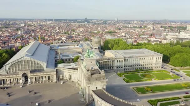 Brussels, Belgium. Park of the Fiftieth Anniversary. Park Senkantoner. The Arc de Triomphe of Brussels (Brussels Gate). 4K — Stock Video