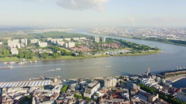 Antwerp, Belçika. Tarihi şehrin çatıları üzerinde uçuyor. Schelde (Esco) nehri. Şehrin sanayi bölgesi. 4K