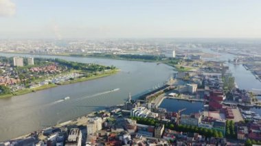 Antwerp, Belçika. Tarihi şehrin çatıları üzerinde uçuyor. Schelde (Esco) nehri. Şehrin sanayi bölgesi. 4K