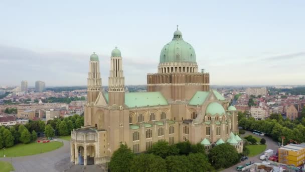 Брюссель, Бельгия Национальная базилика Святого Сердца. Рано утром. 4K — стоковое видео