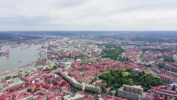 Göteborg, İsveç. Şehrin panoraması ve Goeta Elv nehri. Şehrin tarihsel merkezi. Hava bulutlu. 4K — Stok video