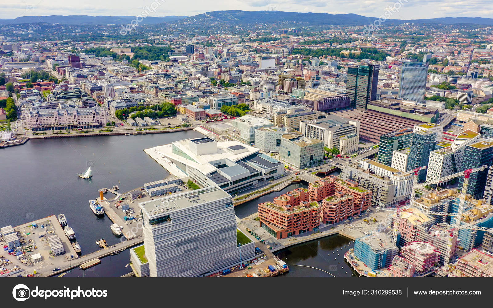 挪威奥斯陆。市中心从空中。奥斯陆峡湾堤岸。奥斯陆歌剧院，来自无人机——图库图片© MaykovNikita #310299538