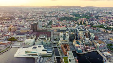 Oslo, Norveç. Oslo Opera Binası. Operahuset Oslo. Kasabaya bakan manzara. Gün batımı, Drone'dan 
