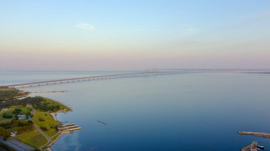 Oresund köprüsü. İsveç ve Danimarka arasında yapay bir ada ile uzun bir tünel köprüsü., Drone Gönderen 