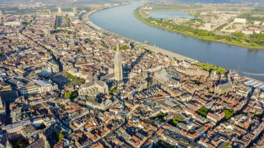 Antwerp, Belçika. Tarihi şehrin çatıları üzerinde uçuyor. Schelde (Esco) nehri. Antwerp Leydisi Katedrali. (Onze-Lieve-Vrouwekathedraal Antwerpen), Hava Görünümü 