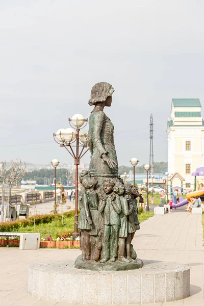 Russia, Irkutsk - July 25, 2018: Monument to the teacher. Young — Stock Photo, Image