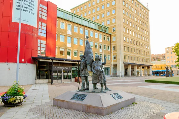 Гетеборг, Швеція-25 червня 2019: Olof Palmes площі. Скульптурна — стокове фото