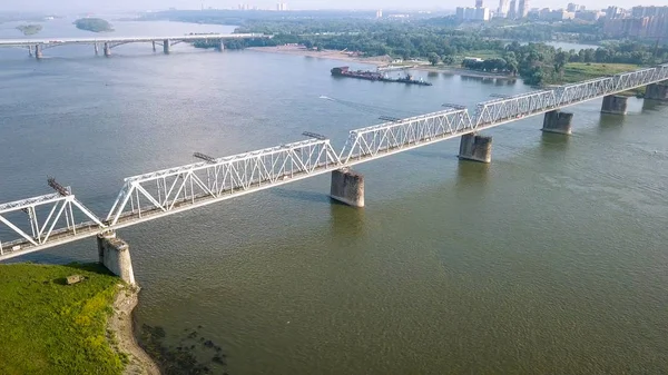 Első vasúti híd, Novoszibirszk. A Novoszibirszk város panorámája. Nézd a riveren Ob. Oroszország, a Ervin-Csaba — Stock Fotó