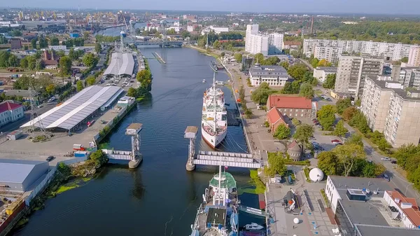 Rusia, Kaliningrado - 21 de septiembre de 2018: Buque de investigación científica KOSMONAVT VIKTOR PATSAYEV, buque VITYAZ. Naves exposiciones del Museo del Océano Mundial en el muelle, Desde Drone — Foto de Stock