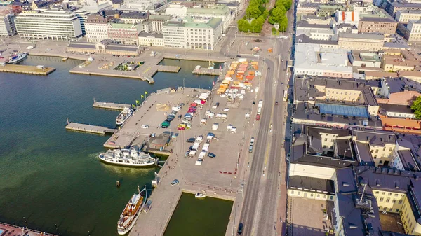 芬兰赫尔辛基。市中心鸟瞰图。市场广场，从无人机 — 图库照片