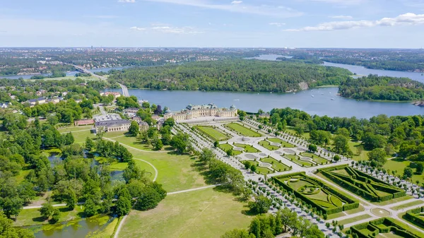 Stockholm, İsveç - 23 Haziran 2019: Drottningholm. Drottningholms Slott. Bir Çin pavyonu, tiyatro ve bahçeleri ile iyi korunmuş kraliyet ikamet, Drone gönderen — Stok fotoğraf