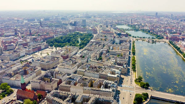 哥本哈根，丹麦。市中心的历史部分，城市屋顶和哥本哈根湖泊。鸟瞰图，鸟瞰图 — 图库照片