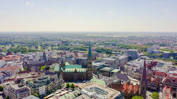 Bremen, Alemania. La parte histórica de Bremen, el casco antiguo. Catedral de Bremen (St. Petri Dom Bremen). Vista en vuelo, Vista aérea — Foto de Stock