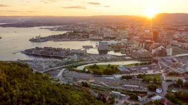 Oslo, Norveç. Gün batımında şehir manzarası. Arka ışık. Şehrin orta kısmı. Oslo Opera Binası. Operahuset Oslo, Drone'dan 