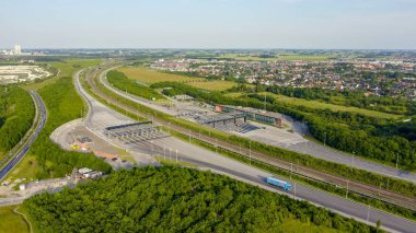 Malmö, İsveç. Araba ödeme noktası. Oresund köprüsü. İsveç ve Danimarka arasında yapay bir ada ile uzun bir tünel ve köprü, Aerial View 