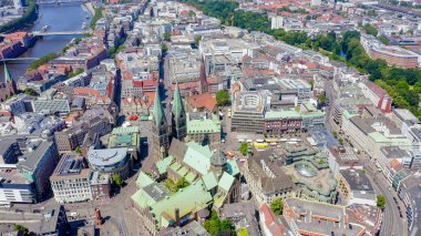 Bremen, Almanya. Bremen'in tarihi kısmı, eski şehir. Bremen Katedrali ( St Petri Dom Bremen ). Uçuşgörünümü, Havadan Görünüm 