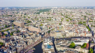 Amsterdam, Hollanda. Şehrin çatılarında uçuyor. Kentsel nakliye kanalları ile şehrin tarihi parçası, Havadan Görünümü 