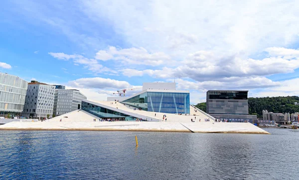 Oslo, Noorwegen-24 juni 2019: Opera gebouw van Oslo op een zonnige dag — Stockfoto