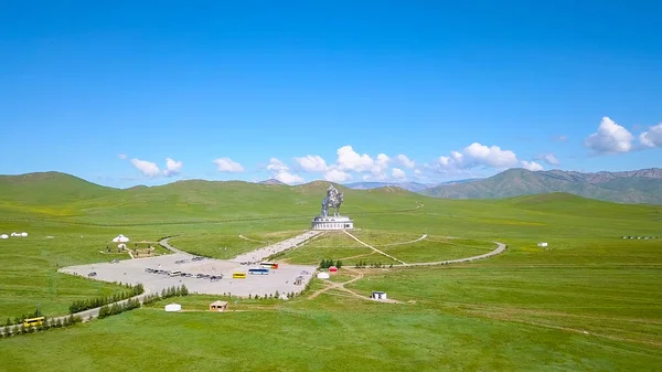 Statuia ecvestră a lui Genghis Khan pe vreme însorită. Mongolia, Ulaanbaatar, De la Drone — Fotografie, imagine de stoc