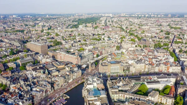 Amsterdam, Nizozemsko. Letí po městských střechách. Historická část města s kanály pro městskou plavbu, letecký pohled — Stock fotografie