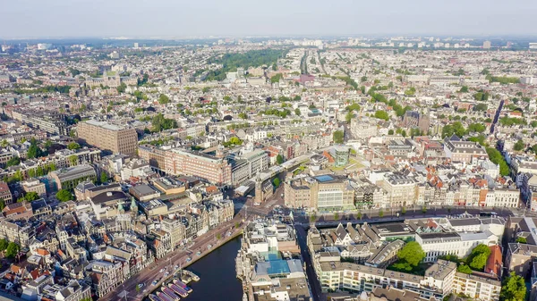 Amsterdam, Hollanda. Şehrin çatılarında uçuyor. Kentsel nakliye kanalları ile şehrin tarihi parçası, Havadan Görünümü 