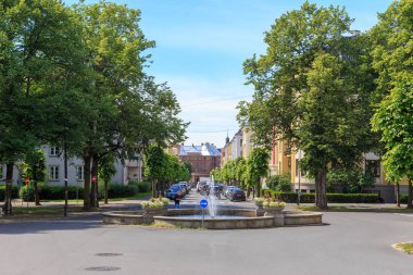 Oslo, Norveç - 24 Haziran 2019: kavşakta çeşme. Street