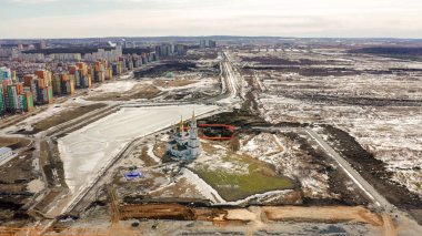 Rusya, Ekaterinburg. Bölge Akademik. Drone'dan ilçenin eteklerinde yeni binaların inşası 