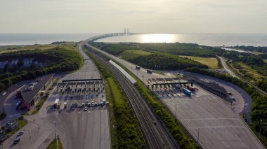 Malmö, İsveç. Araba ödeme noktası. Oresund köprüsü. İsveç ve Danimarka arasında yapay bir ada ile uzun bir tünel ve köprü, Aerial View 