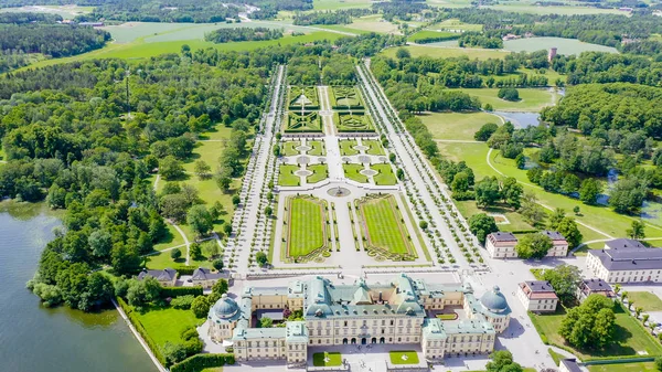 Stockholm, Zweden-23 juni 2019: Drottningholm. Drottningholms Slott. Goed bewaard gebleven koninklijke residentie met een Chinees paviljoen, theater en tuinen, van Drone — Stockfoto