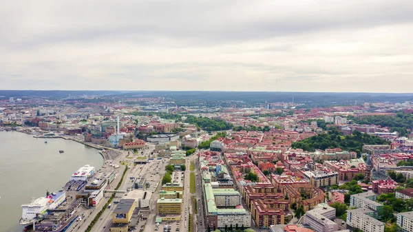 Gotemburgo, Suecia. Panorama de la ciudad y el río Goeta Elv. El centro histórico de la ciudad. Clima nublado, Desde Drone — Foto de Stock