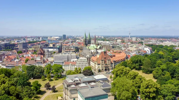 Bremen, Alemania. La parte histórica de Bremen, el casco antiguo. Catedral de Bremen (St. Petri Dom Bremen). Vista en vuelo, Vista aérea — Foto de Stock