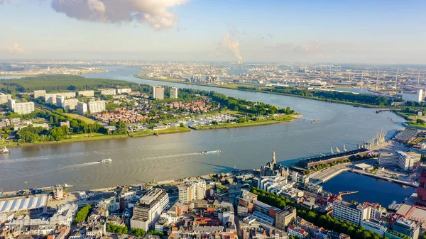 比利时安特卫普飞过这座历史名城的屋顶。斯谢尔德（埃斯科）河。城市工业区， 鸟瞰图 — 图库照片