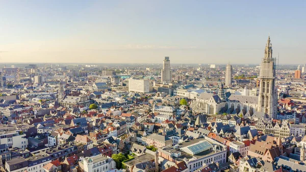 Amberes, Bélgica. Catedral de Nuestra Señora de Amberes. (Onze-Lieve-Vrouwekathedraal Antwerpen), Vista aérea —  Fotos de Stock